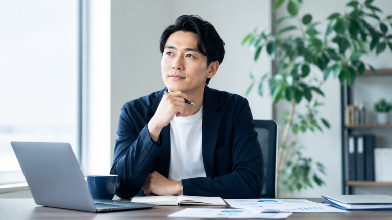 ITエンジニアの給与交渉に向けて成果と市場相場を整理する会社員