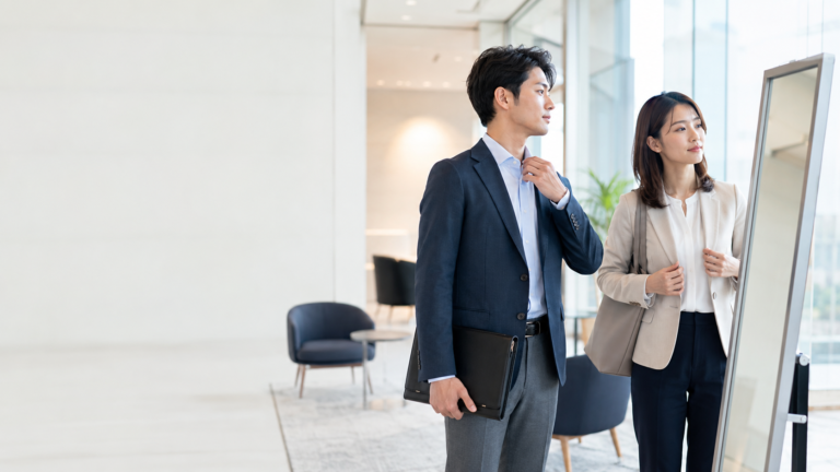 面接のオフィスカジュアルを男女・季節・業界別に確認する会社員