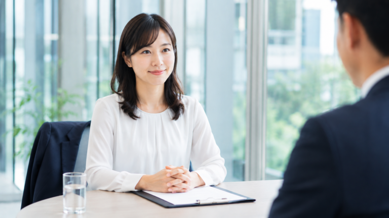 SESからSIerへ転職するため求人と担当工程を確認するITエンジニア