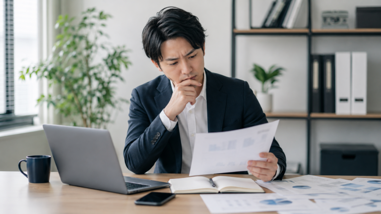 退職代行で損害賠償を請求されるリスクと相談先を確認する会社員