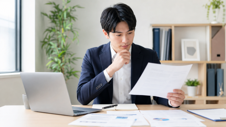 短期離職後の内定承諾前に労働条件と会社選びを確認する若手会社員