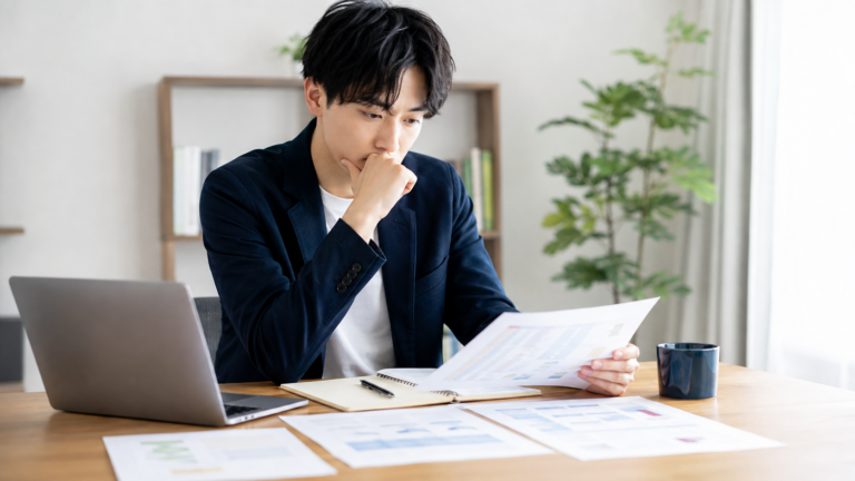 入社1週間で辞めたいと悩み退職と転職の判断基準を確認する若手会社員