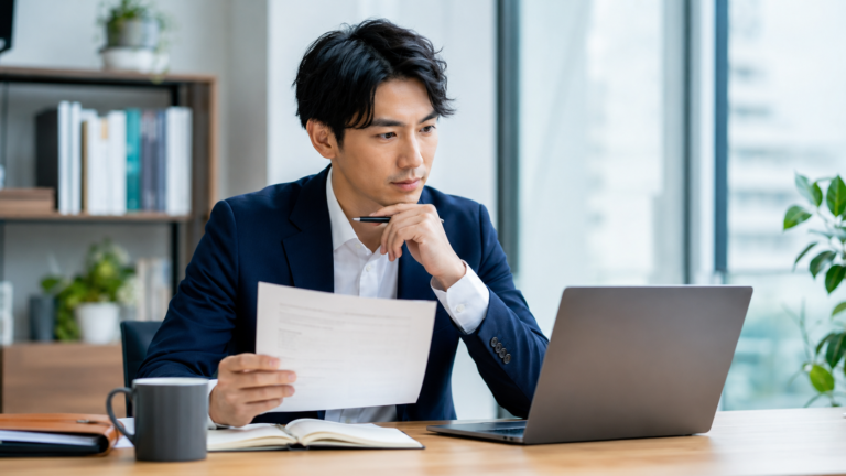 昇給交渉メールの例文を確認するビジネスパーソン