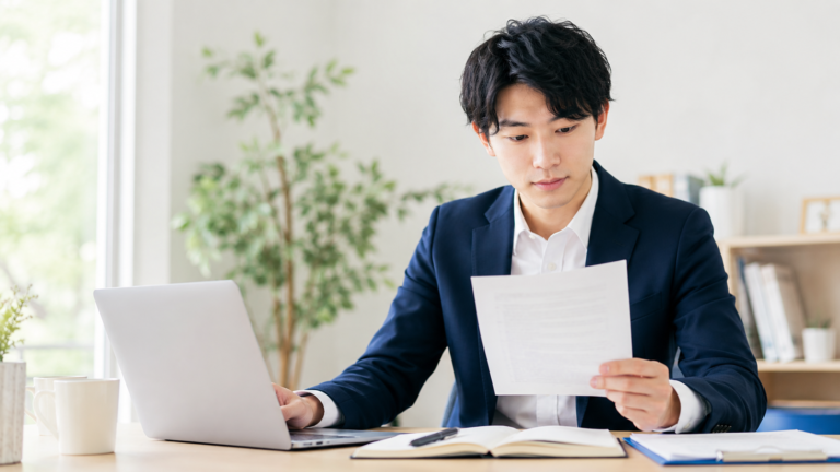 第二新卒で書類選考に通らない原因を履歴書と求人票で確認する若手会社員
