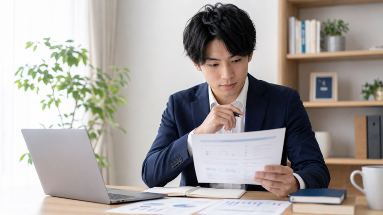 第二新卒の面接でよく聞かれる質問と回答を確認する若手会社員