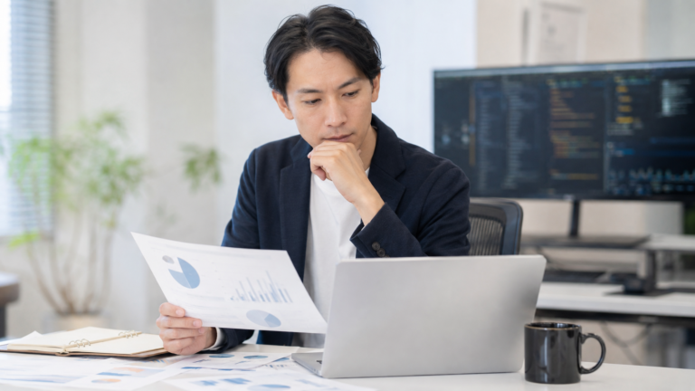 転職による年収アップと求人条件を比較するITエンジニア