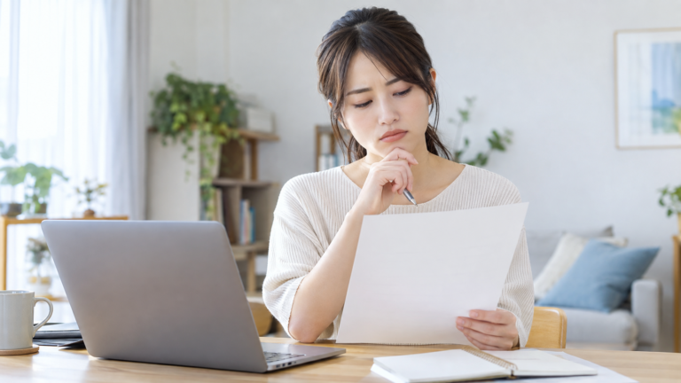 短期離職を履歴書に書くべきか確認する20代の転職希望者