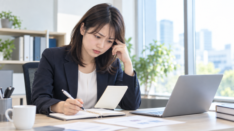 未経験転職で仕事についていけず業務内容や専門用語を確認する会社員