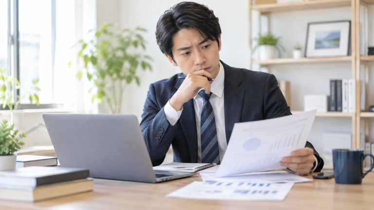 仕事が増えたのに給料が上がらず悩む会社員